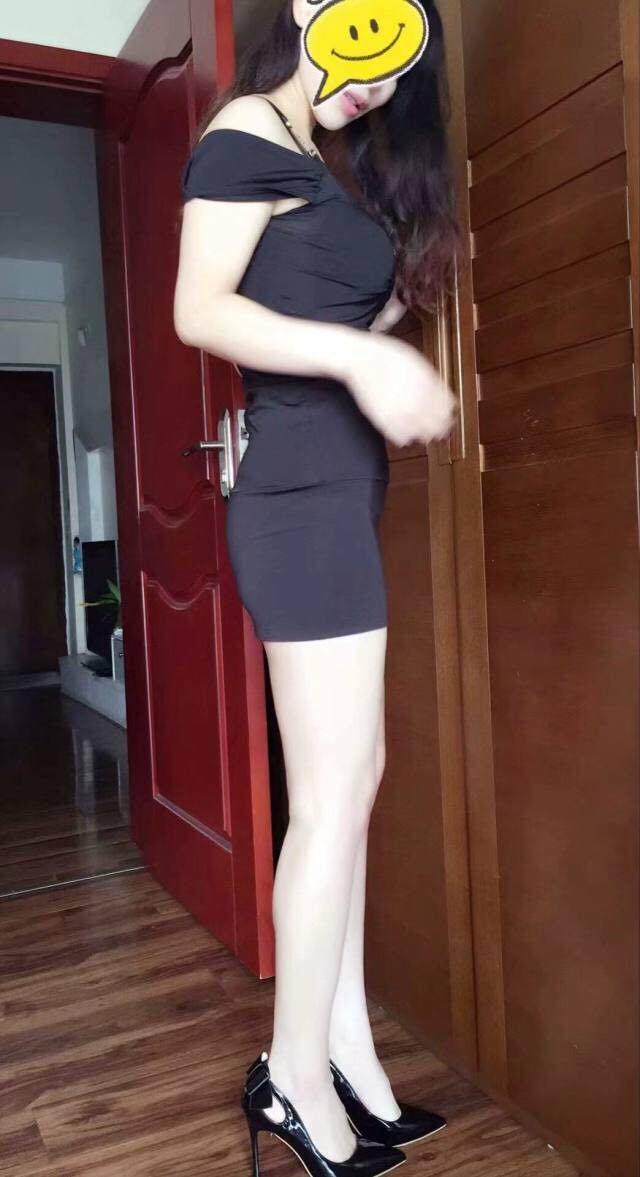 成都南门美腿大胸美女 第2张