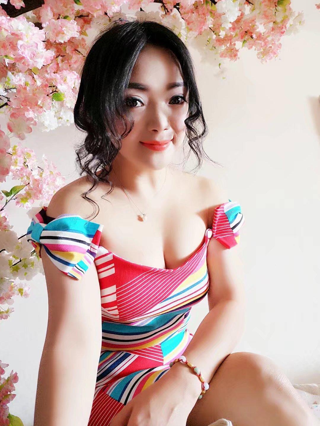 胸大屁股翘，艹到虚脱 第1张