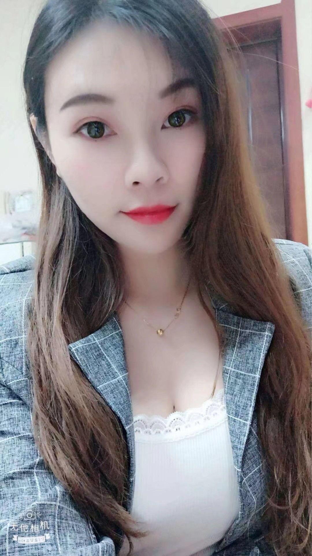 西安北郊身材娇小制服小MM 第2张