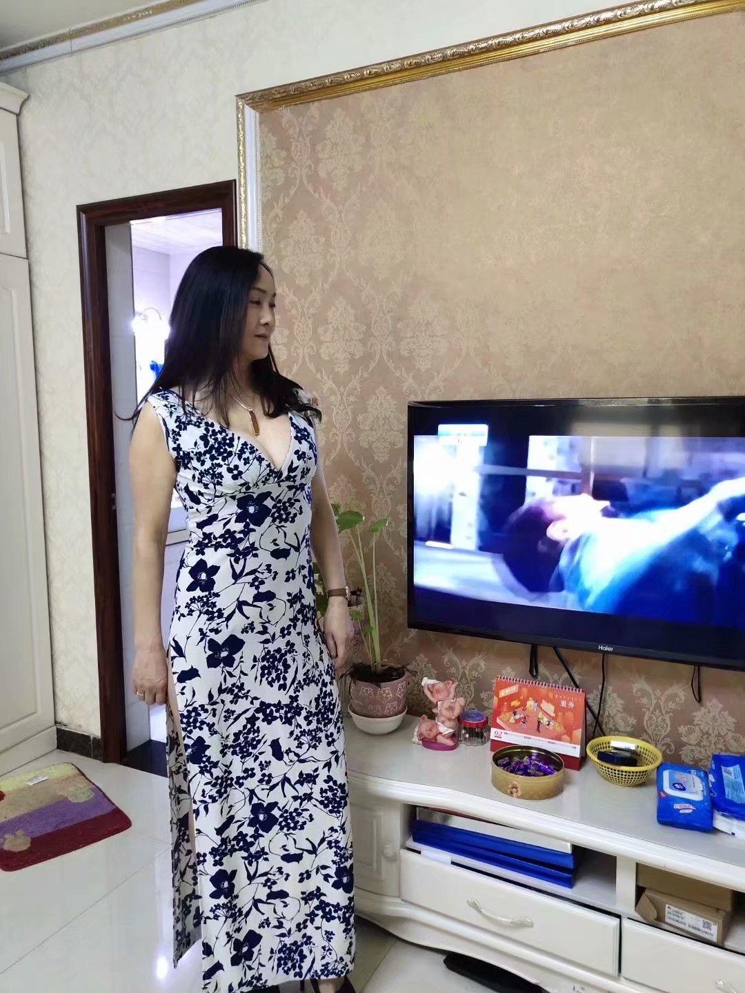西门外漂亮熟女 第1张