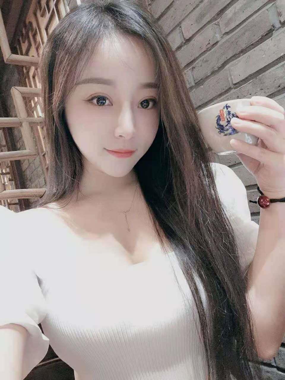 气质很好的兼职妹子 第1张