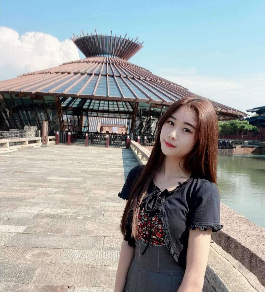 白云小婉：胸挺臀翘下面紧，水多粉嫩耐操忒骚劲 第2张