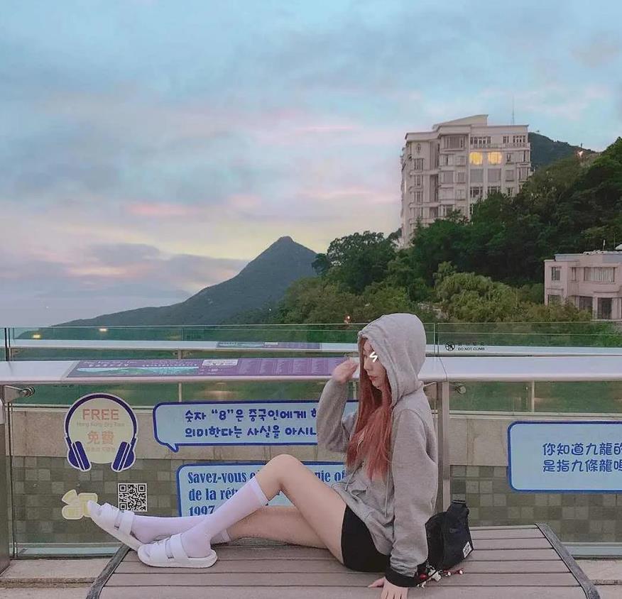 2020年12月25苗条型大胸嫩妹小梦 第1张