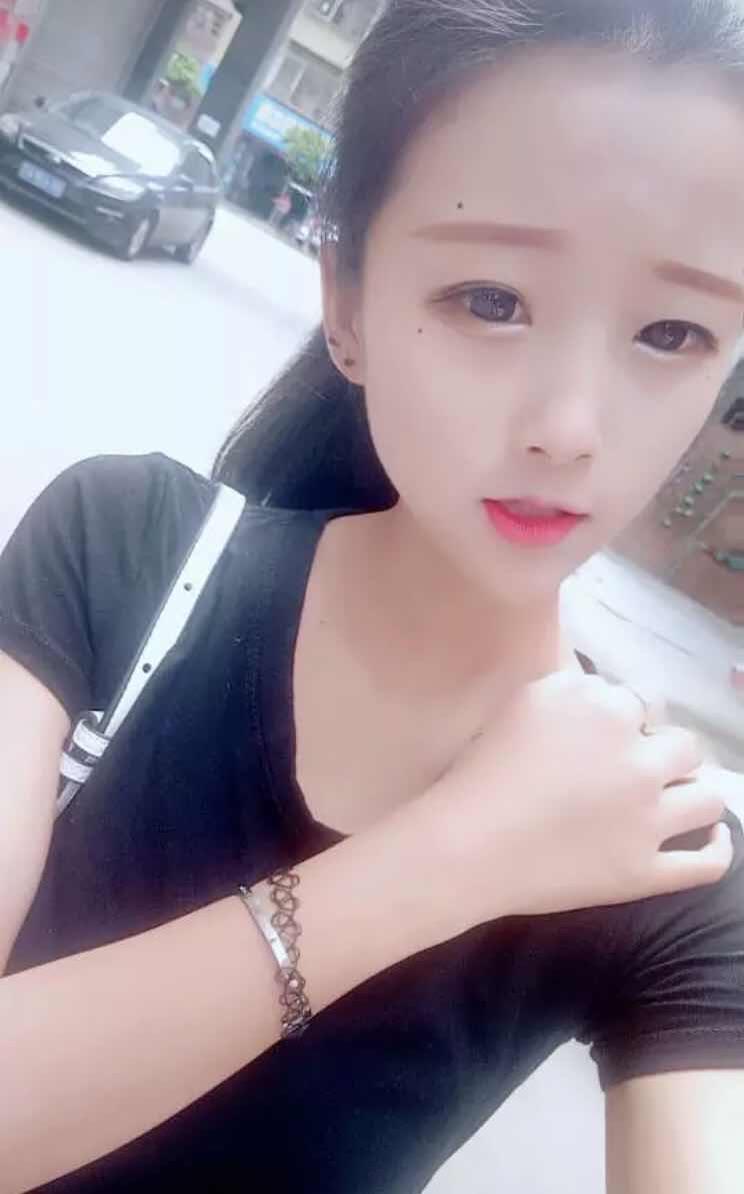 新挖掘的00后厂妹,哄哄还能无套 第1张