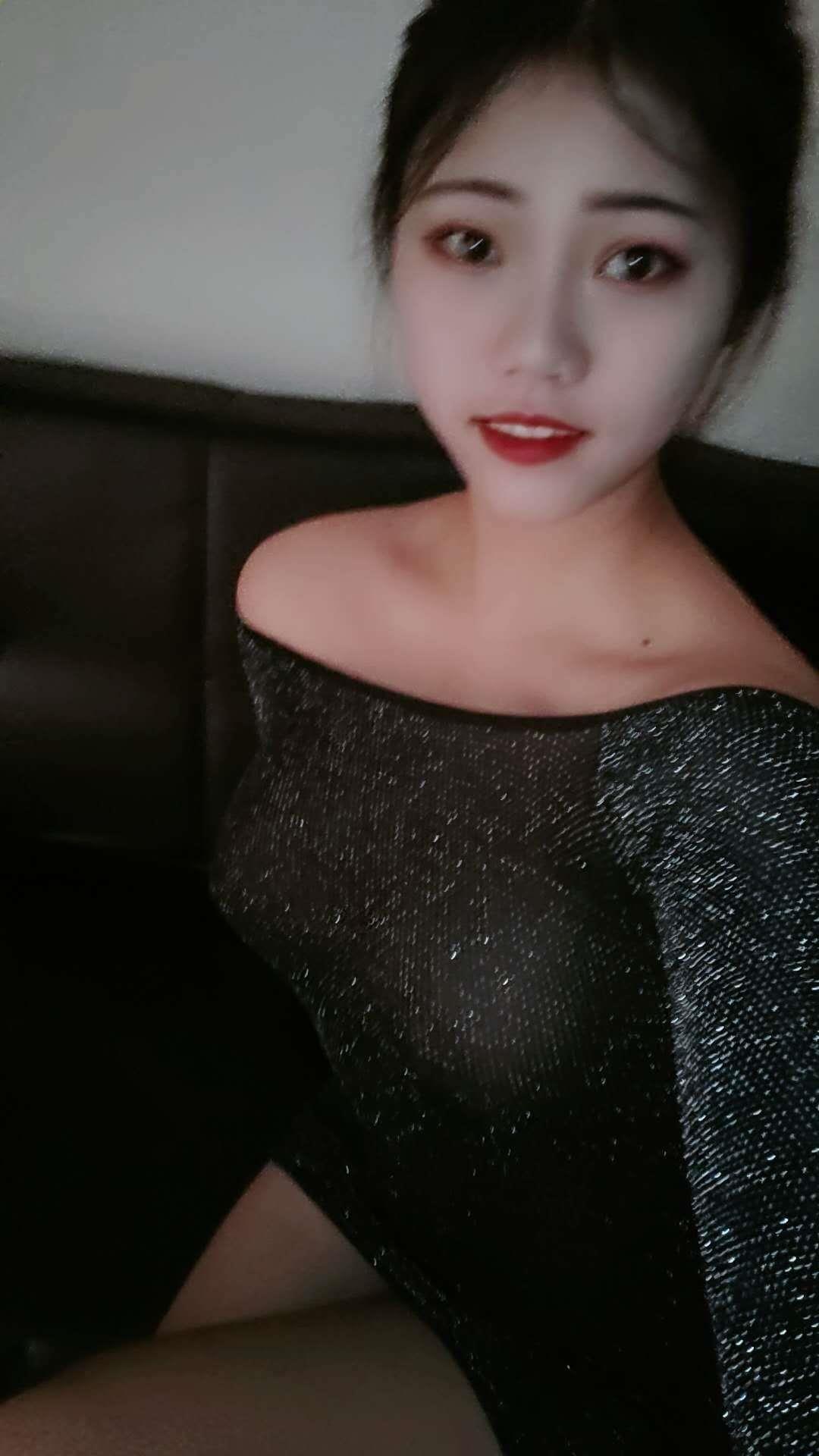 19岁小性感的36D大胸小蝴蝶，小妖精一样 第1张