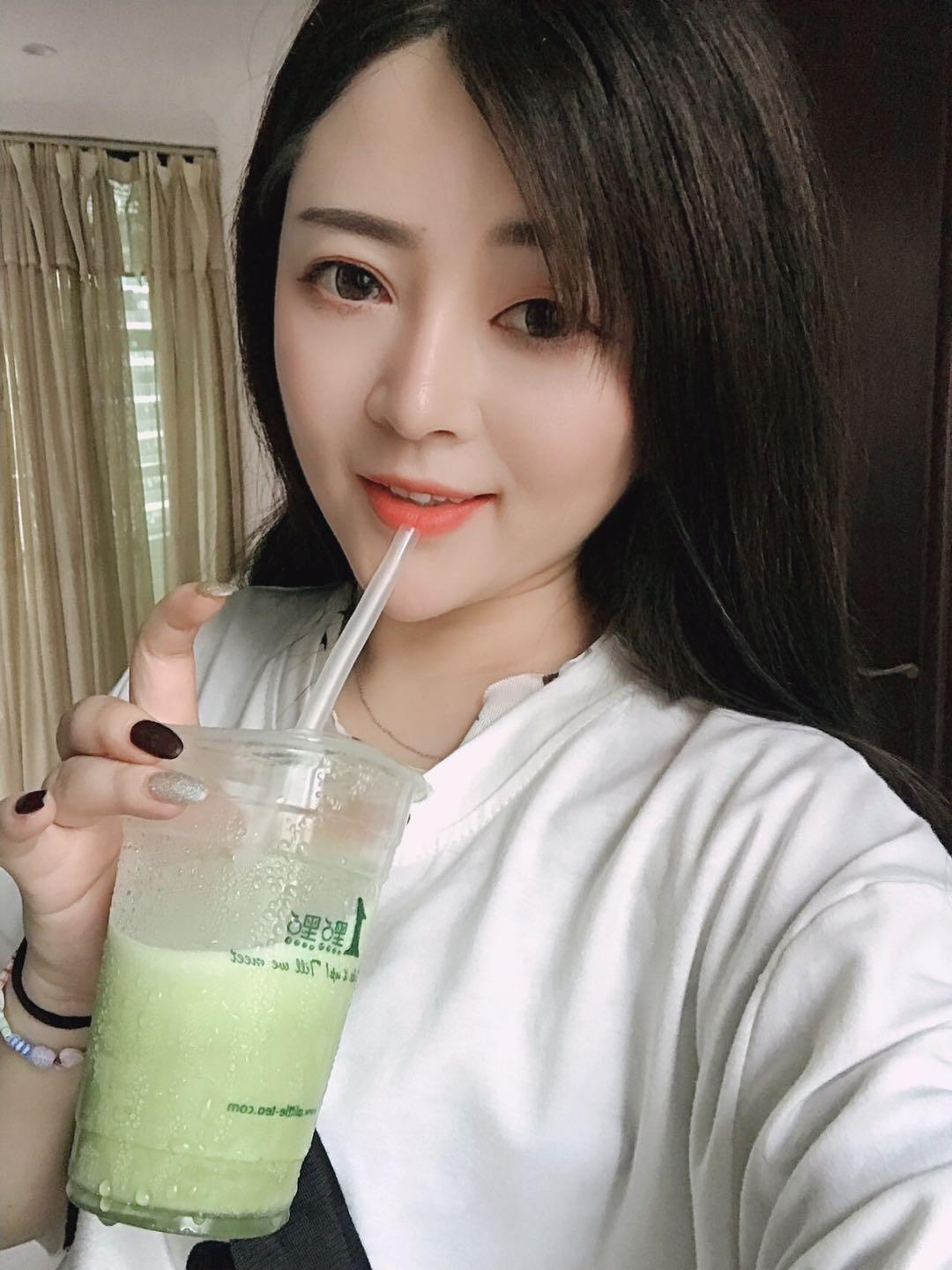 20岁活脱脱小妖精薇薇，懂男人 第2张