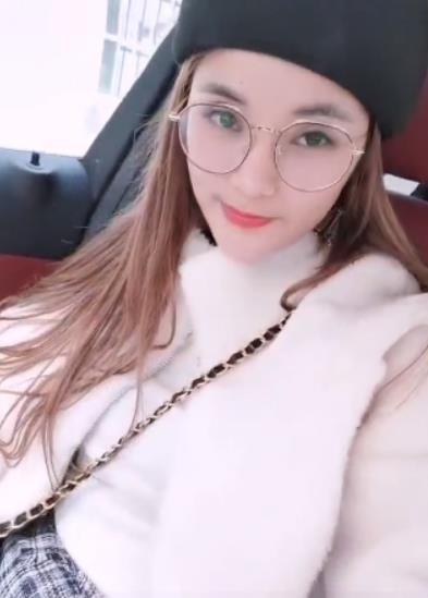 外表清纯,身材玲珑有致的凡希 第1张