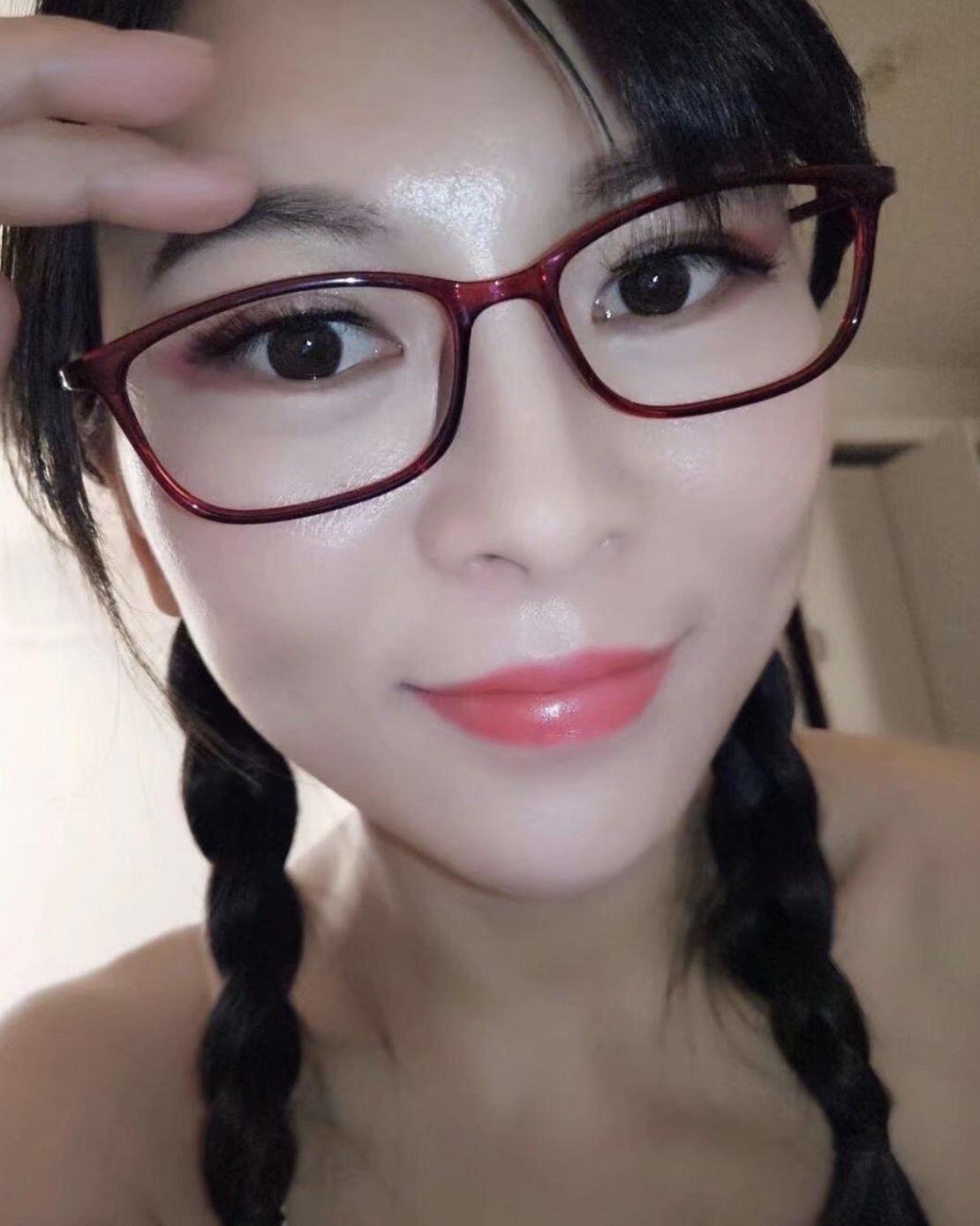 2020年8月27丝袜诱惑骚妹子 第1张