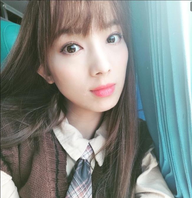刚出道翘臂气质女神,身材好、颜值高 第1张
