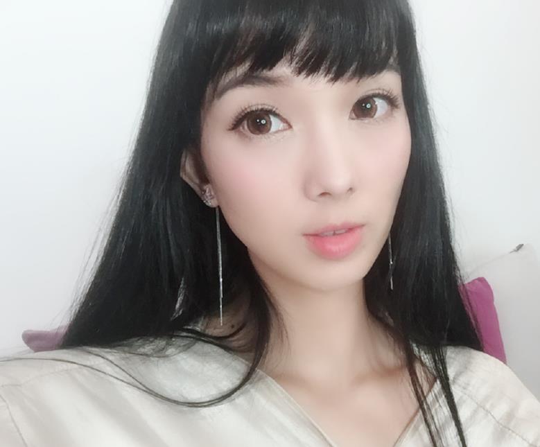 刚出道翘臂气质女神,身材好、颜值高 第2张