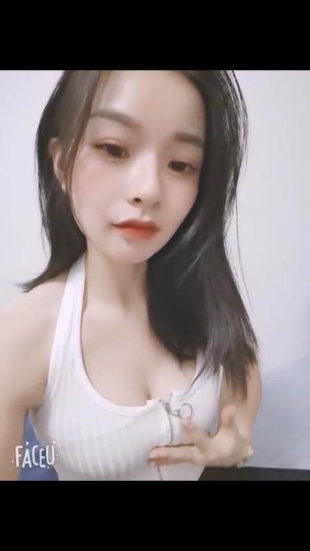 长相身材完美的小姐姐 第2张