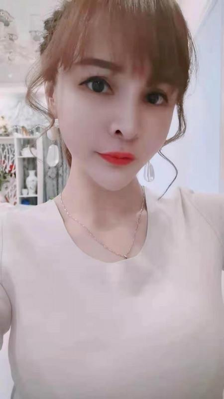 电视塔约的一个的妹子 第1张