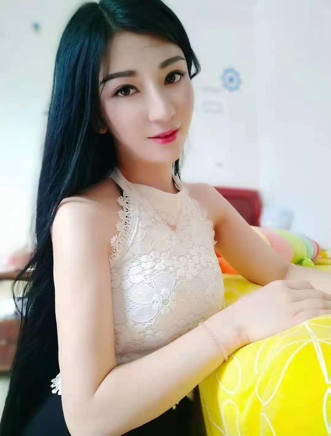 学舞蹈的腰很好，可以解锁多种姿势 第1张