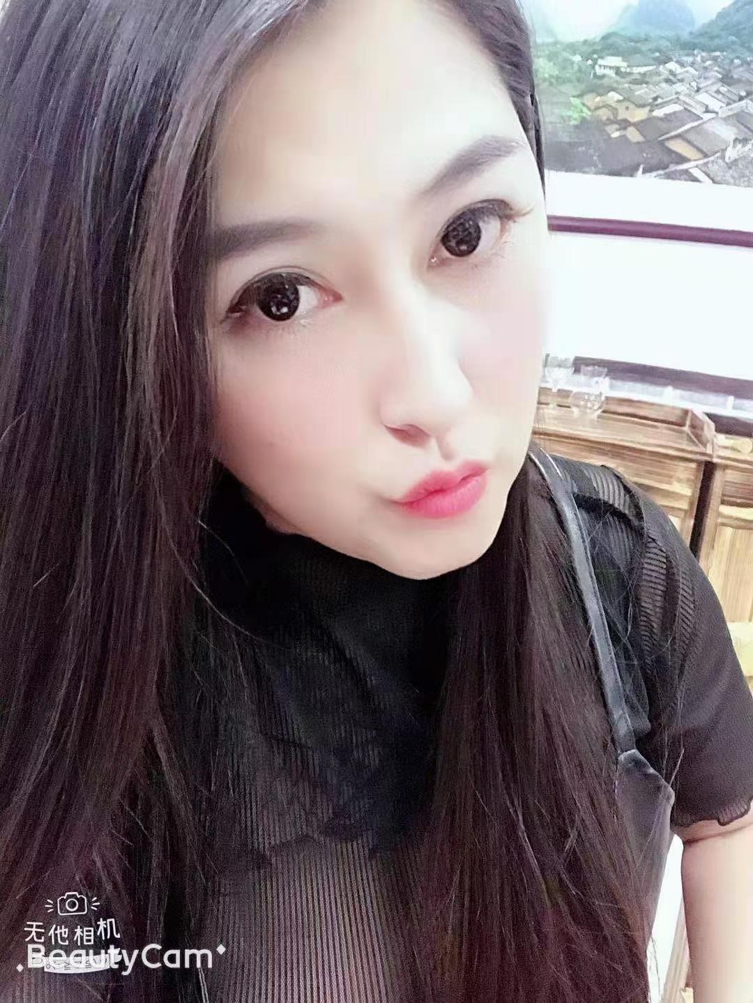 丰满的小姐姐，胸是真的大 第1张