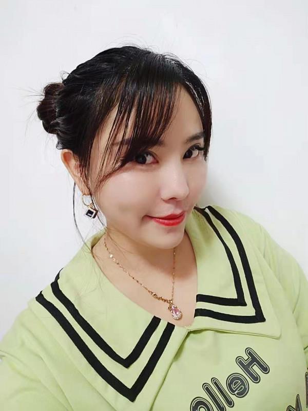 西大门口大胸妹子 第1张