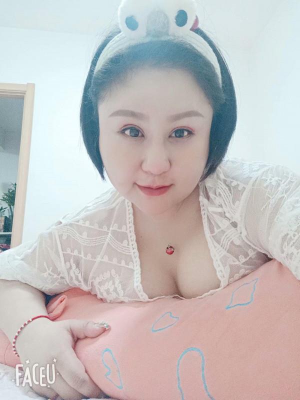 微胖的大胸妹子 第2张