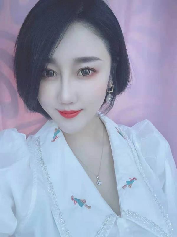 短发女人性感可爱 第2张