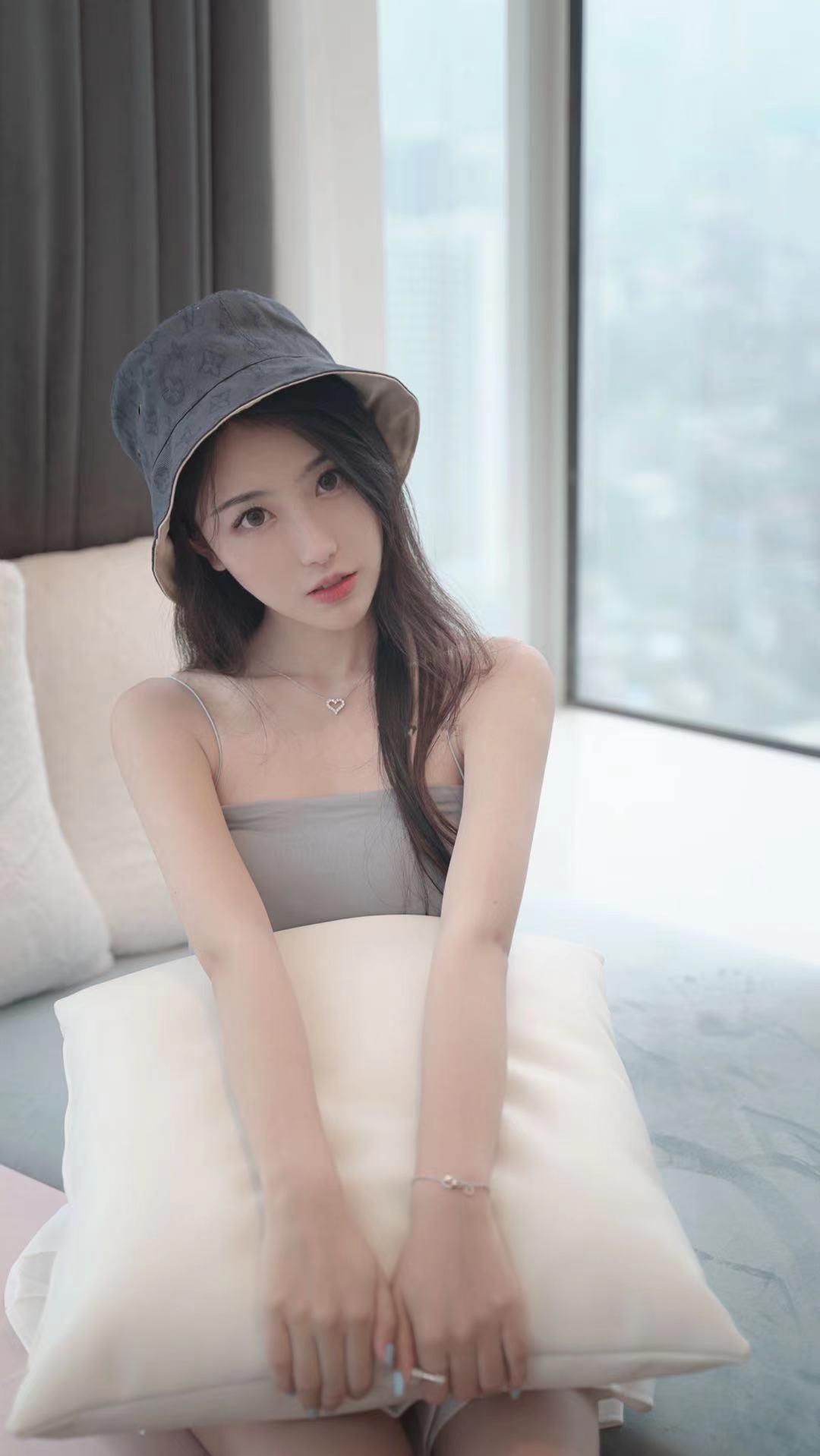 00后兼职学生妹紧致如初 第2张