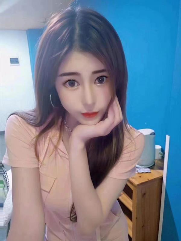 鼓楼玩的很high的女神 第2张