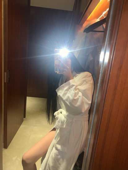 体验刚兼职不久的漂亮小妹人美声甜小穴还粉嫩水多 第1张