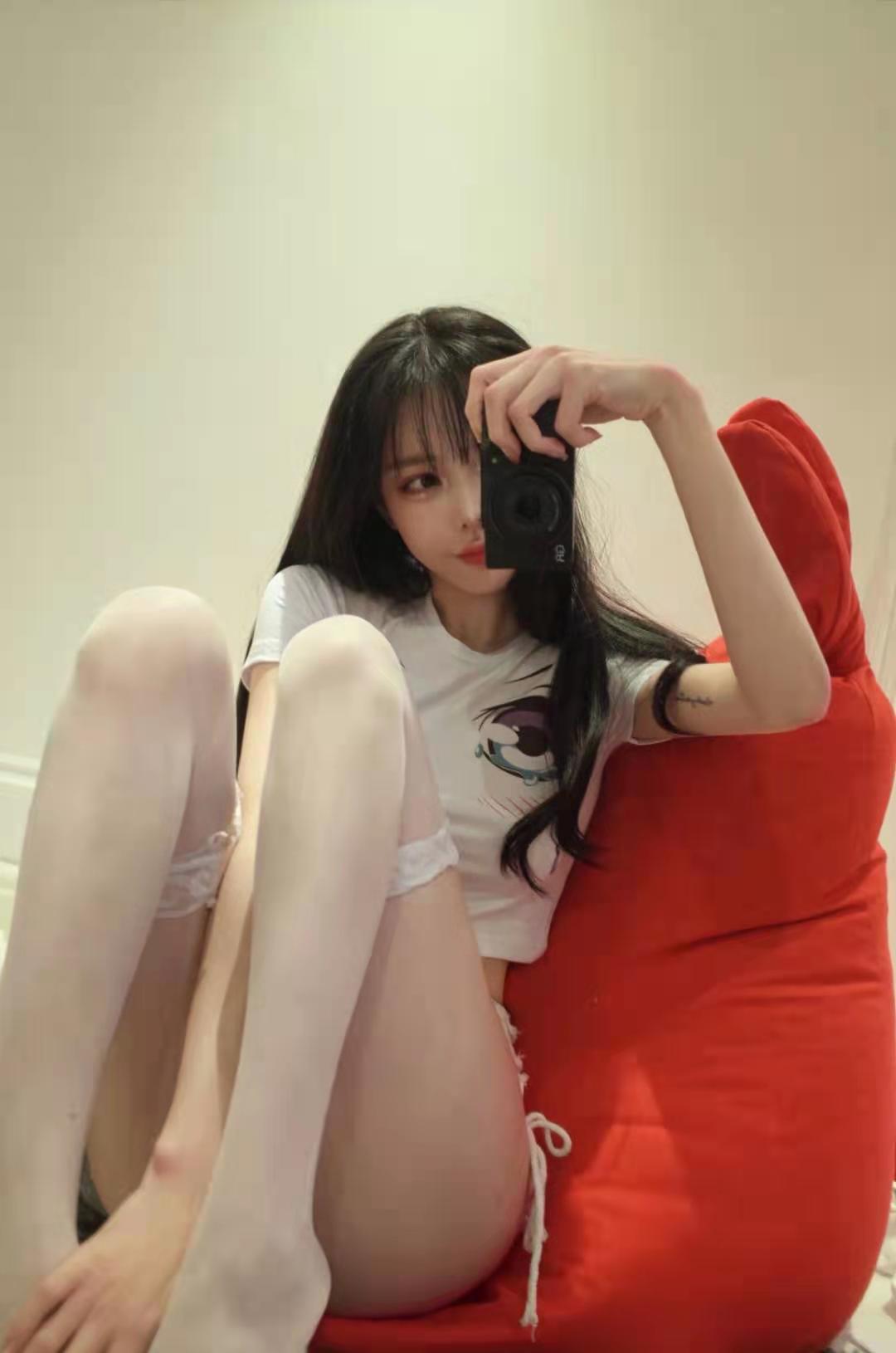 一肤白貌美妹子，性.感.小野猫！！！ 第1张
