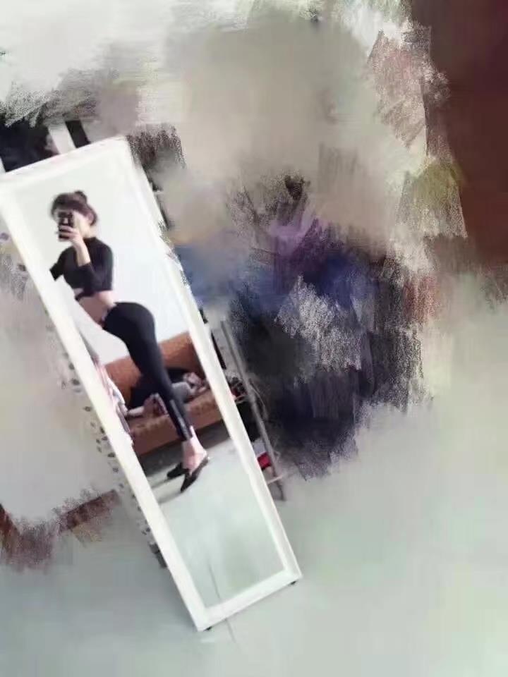 年纪不大的妞 第1张