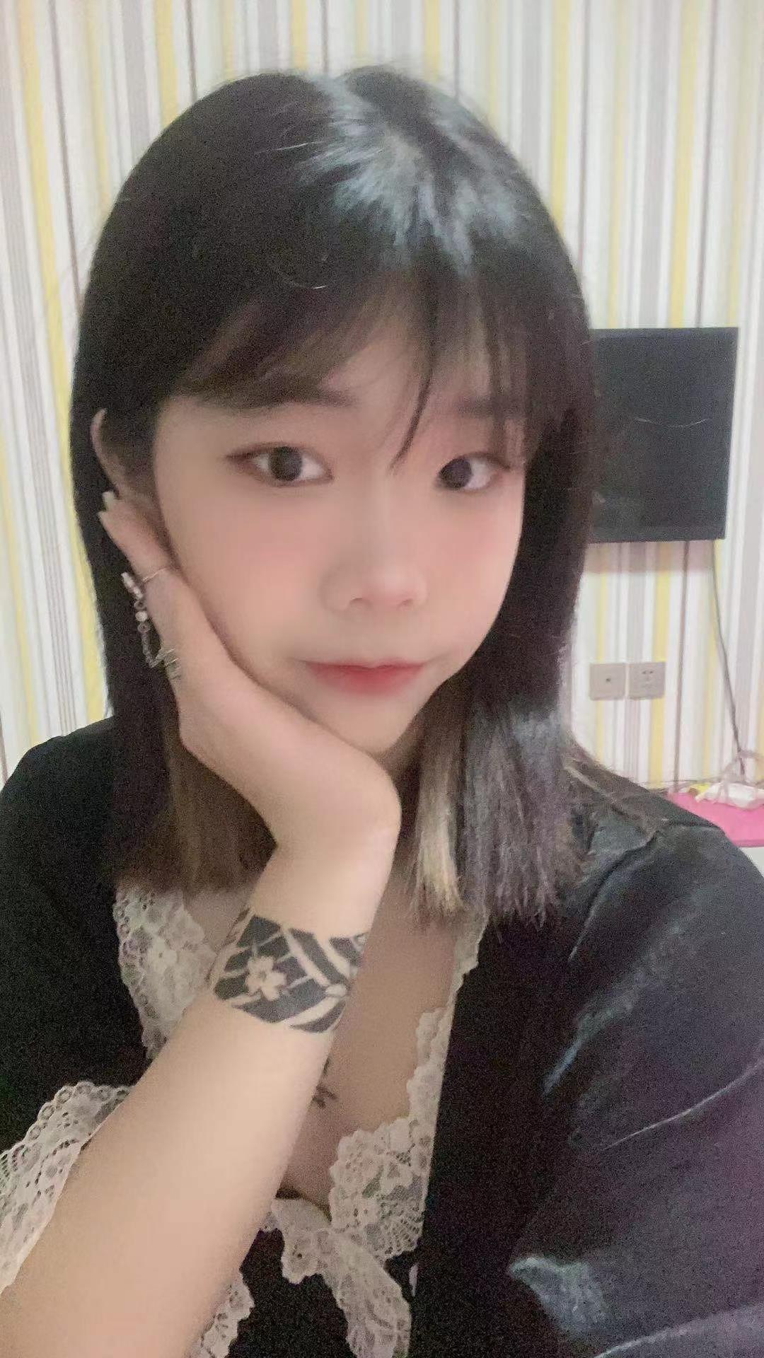 超级年轻的妹子！ 第1张
