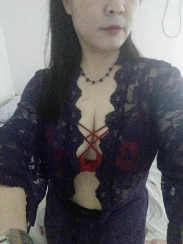 滨康路大胸熟女 第1张