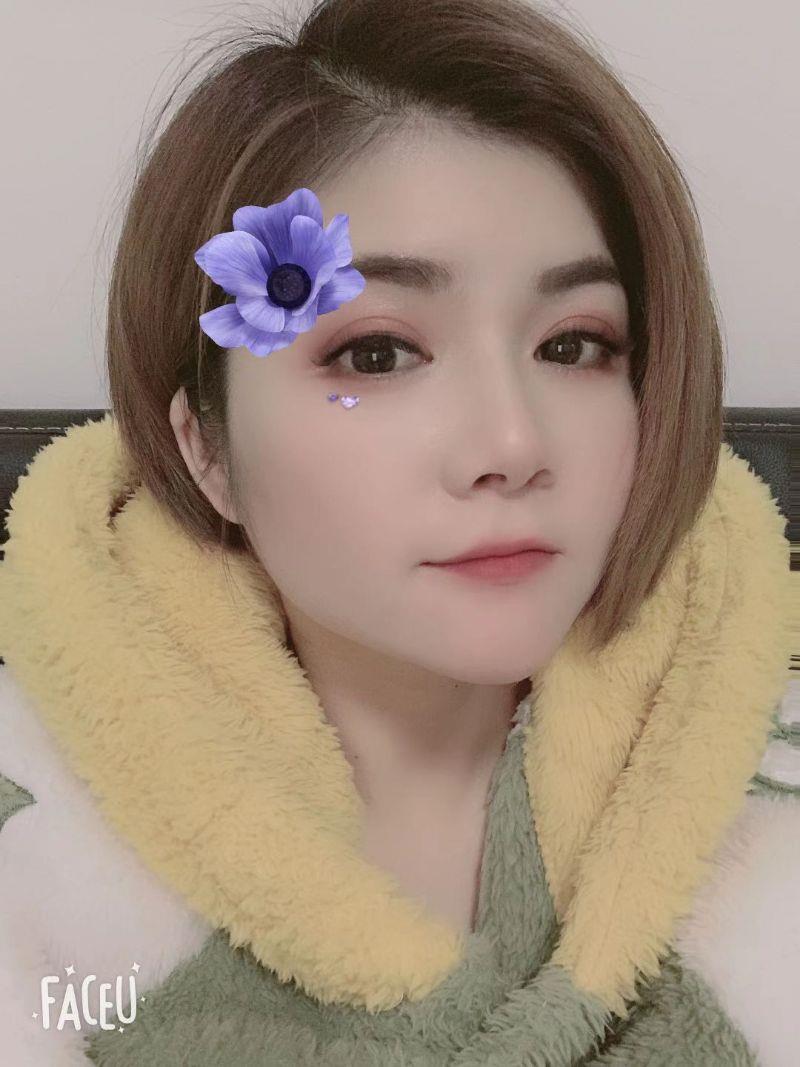 短发气质型美女 第1张