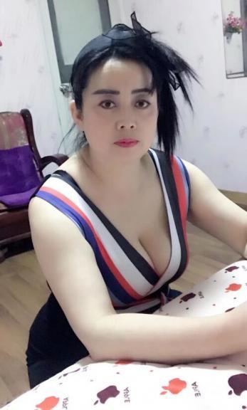 年纪比较大，皮肤挺白的，两个胸上有纹身 第1张