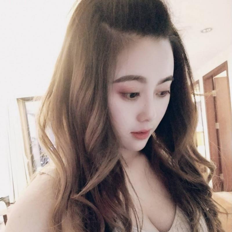 魁奇路大奶美女 第1张