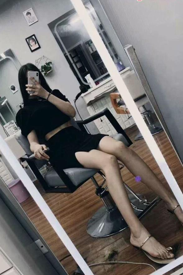 身材颜值俱佳的极品妹子 第2张