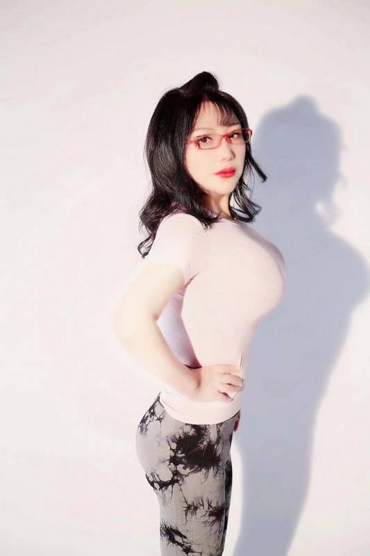 F奶肥臀妹子 第1张