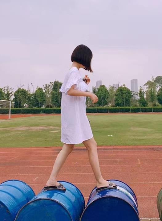 台江万达附近的98年清纯小美女 第1张