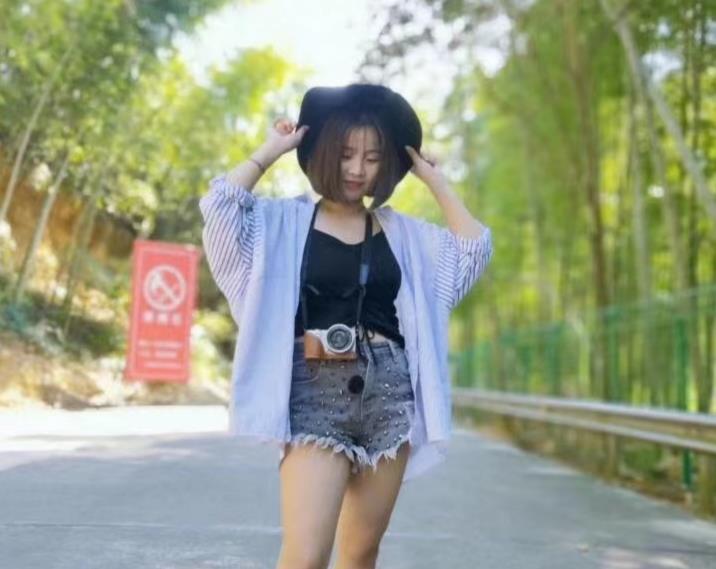 台江万达附近的98年清纯小美女 第2张