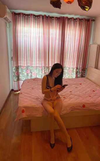 西大望路外表斯文有气质,衣服脱了露豪乳,床上热情似火 第1张