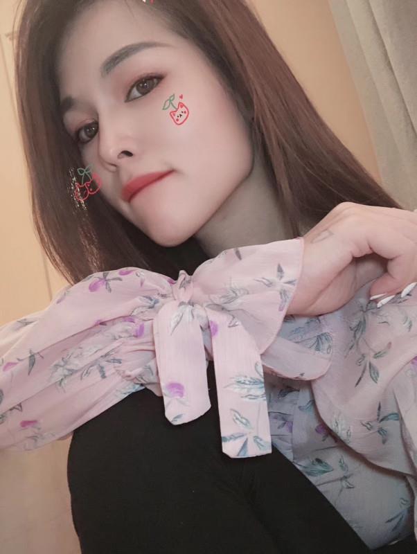 御姐形楼风美女 第1张