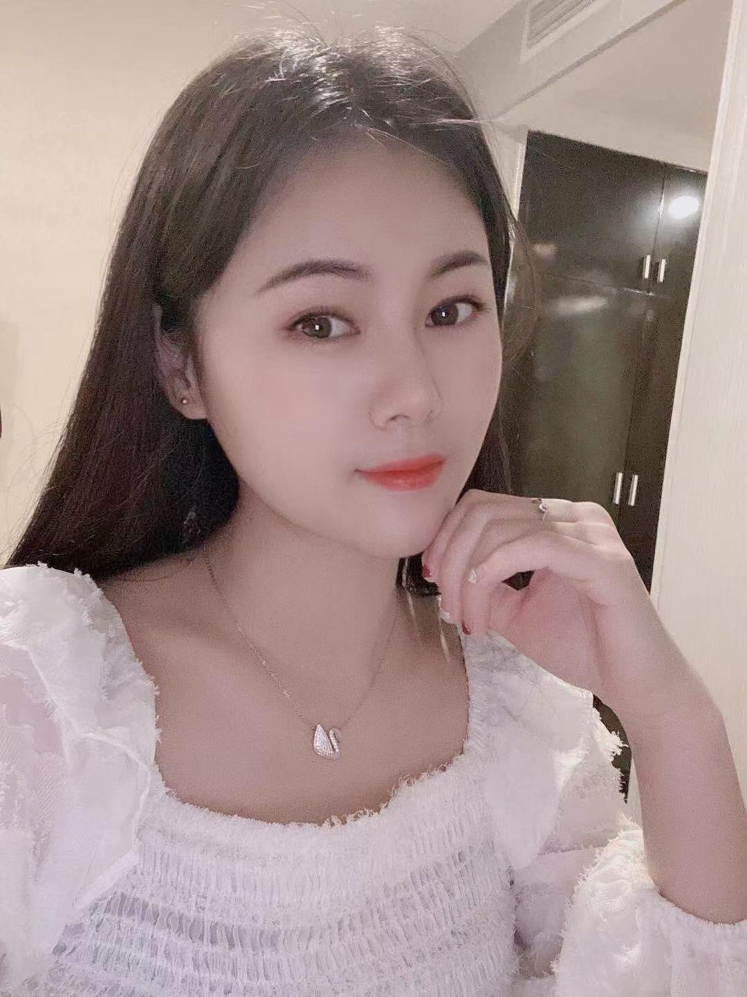 夜色人间气质非常好的小姐姐 第1张