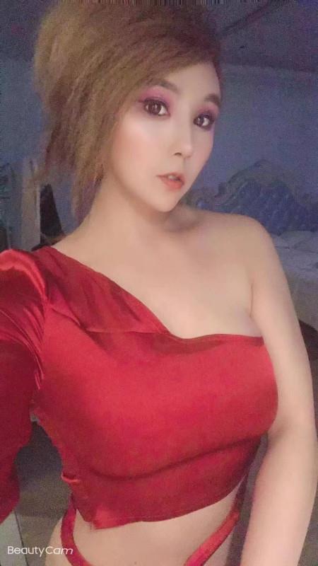 花臂大奶骚女 第2张