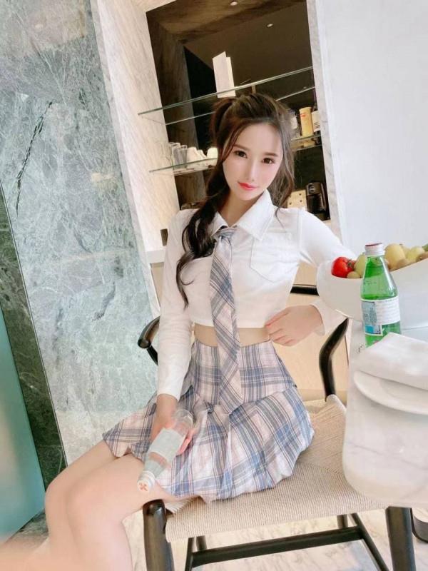 颜值服务不错的思思 第2张