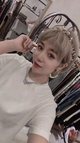短发美女 第1张