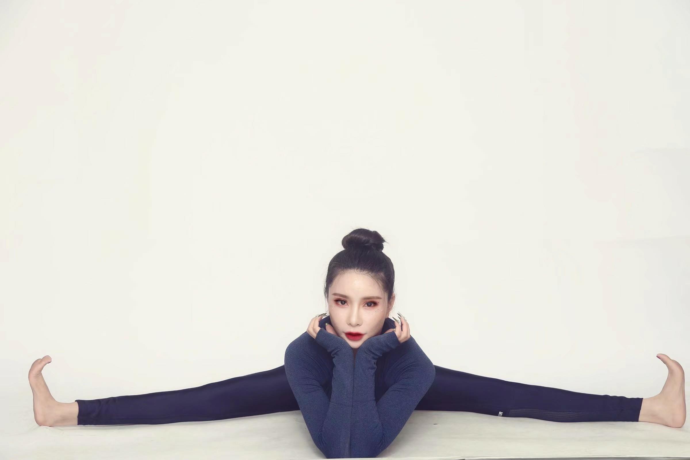 体验一字马瑜伽美女 第2张