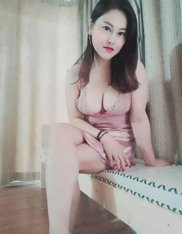 青年路的大胸妹 第1张