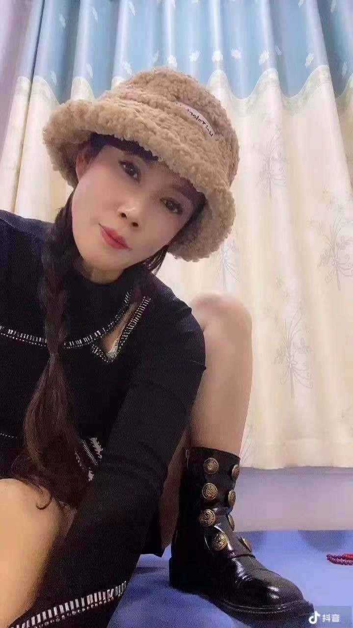 颜值服务不错的一少妇 第1张
