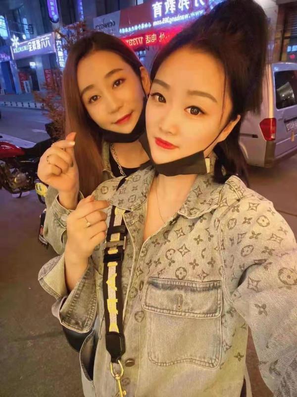 张家口宝藏妹子双飞 第1张