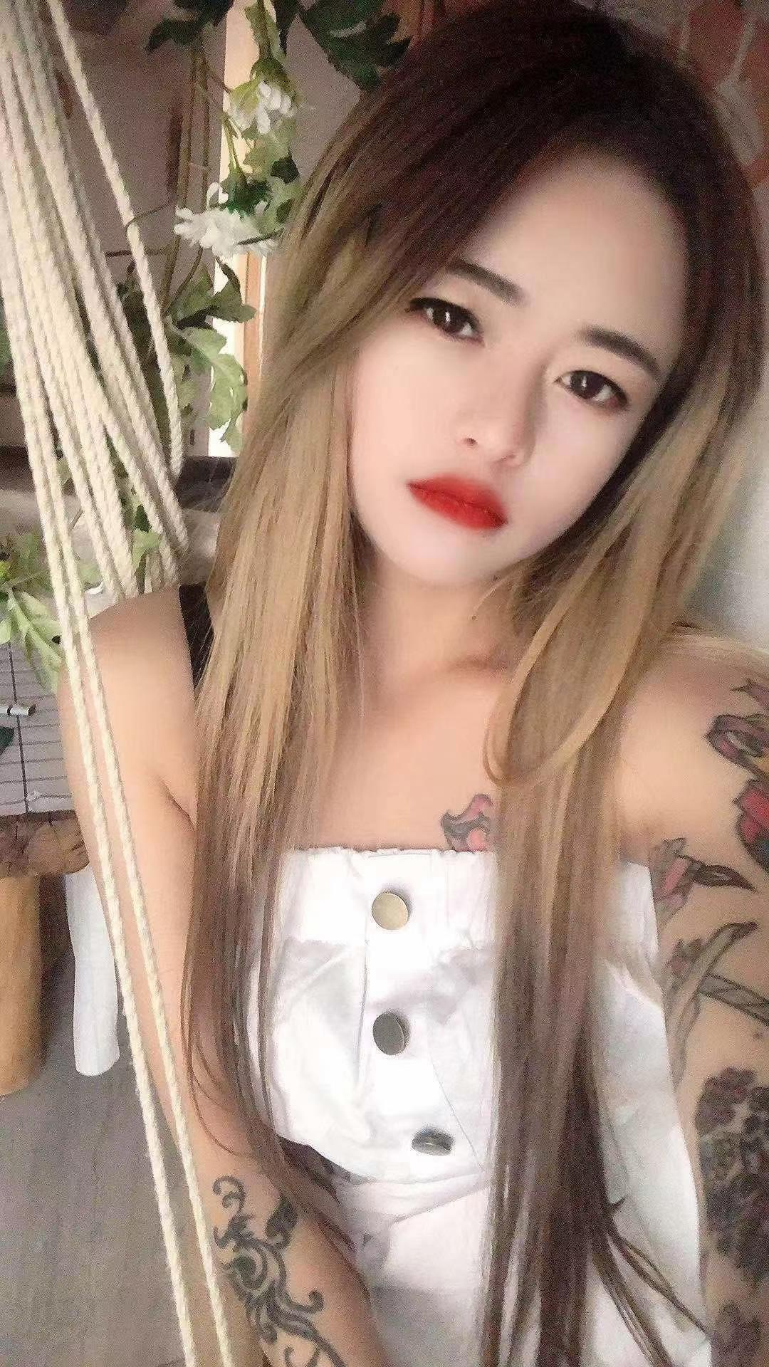 纹身骚妹妹 第1张