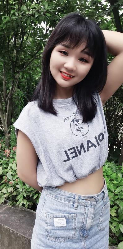 身材娇小的依依 第2张