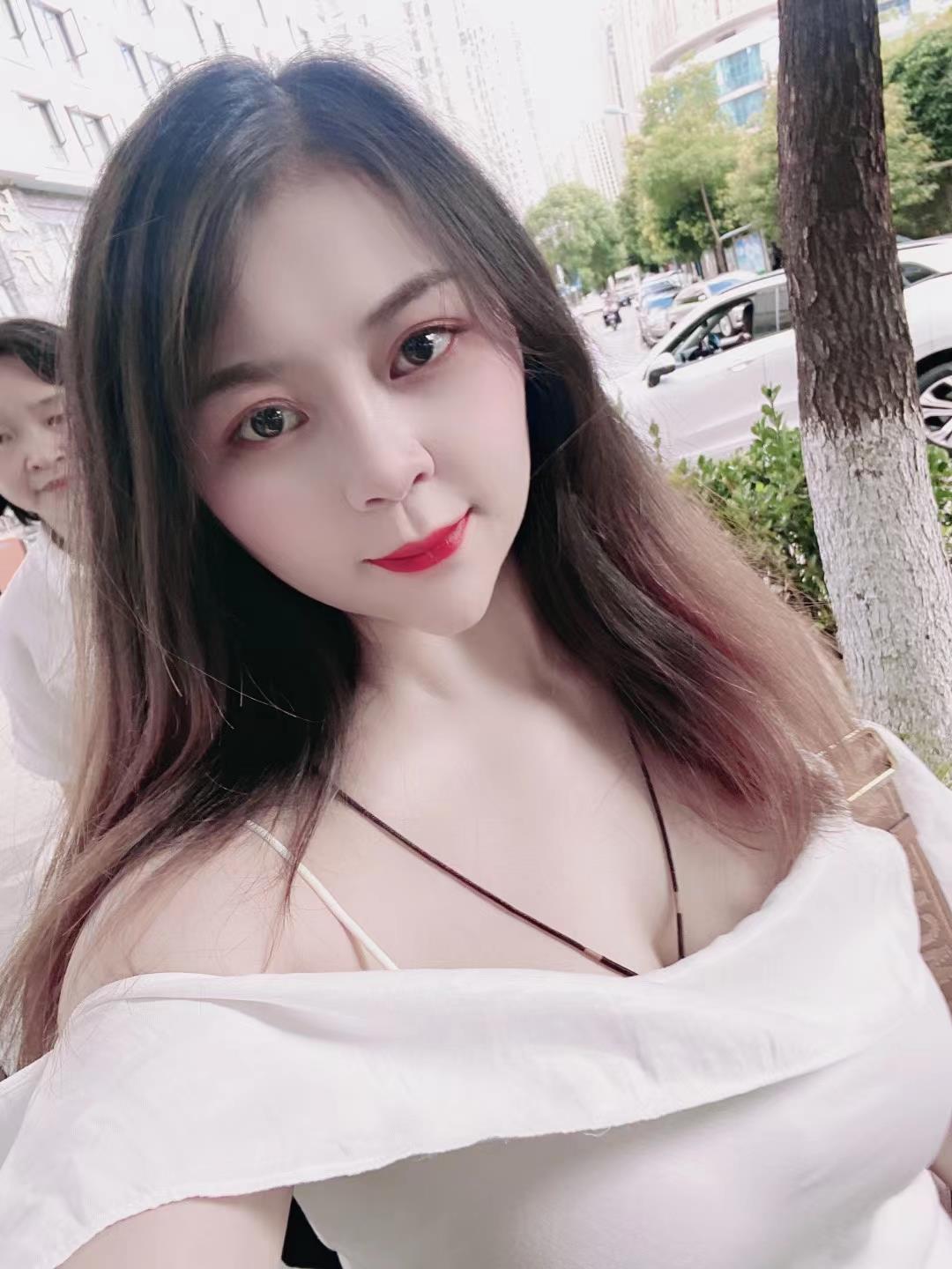 同德广场大奶少妇 第1张