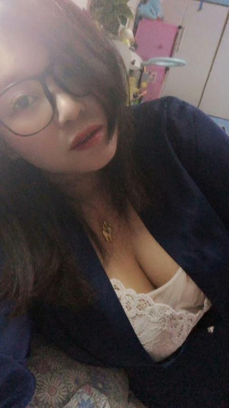 大波眼镜妹 第1张