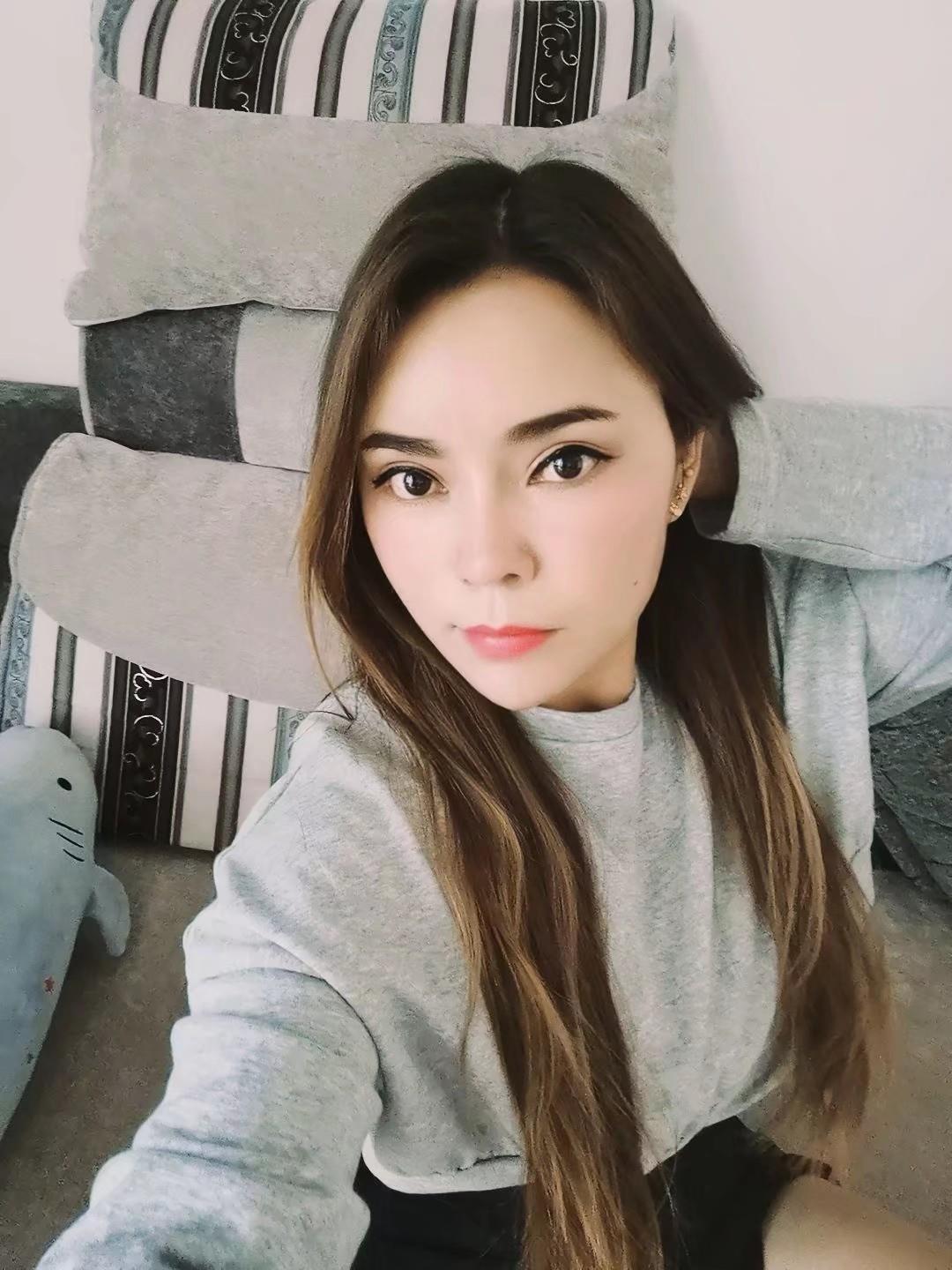 奶上有纹身妹子 第2张